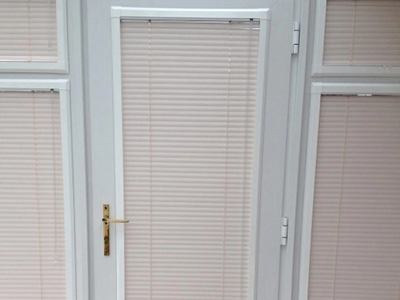 Venetian blind fitted in a frame