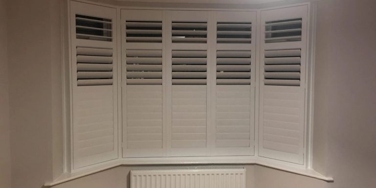 Window shutters in a 3-section