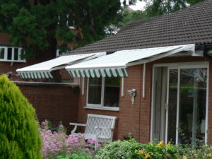 Awning with bungalow brackets
